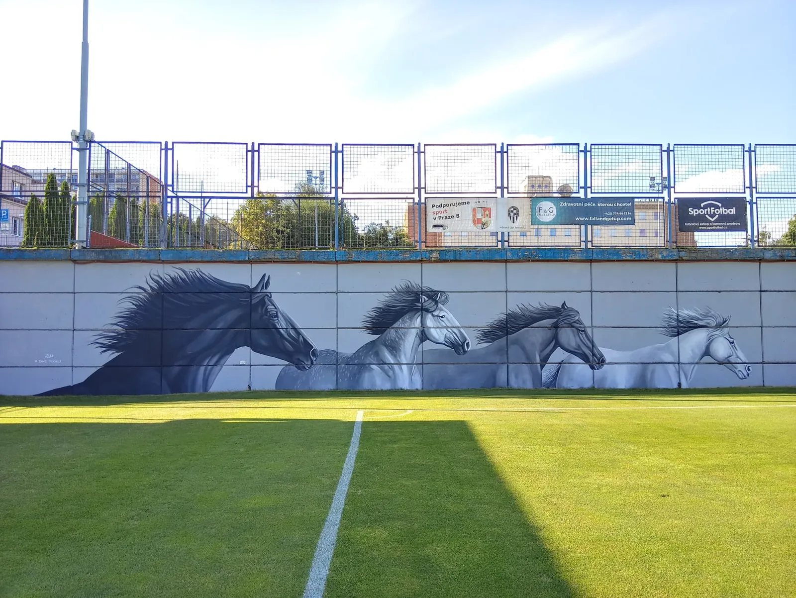 Nástěnná malba běžících koní na stadionu FK Admira Praha