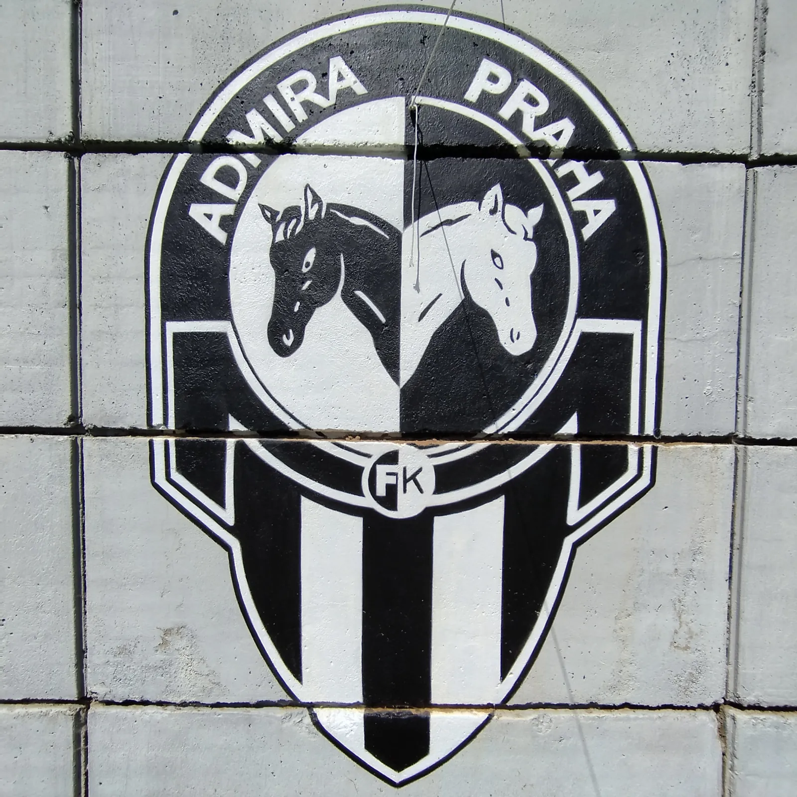 Ručně malovaný klubový znak FK Admira Praha