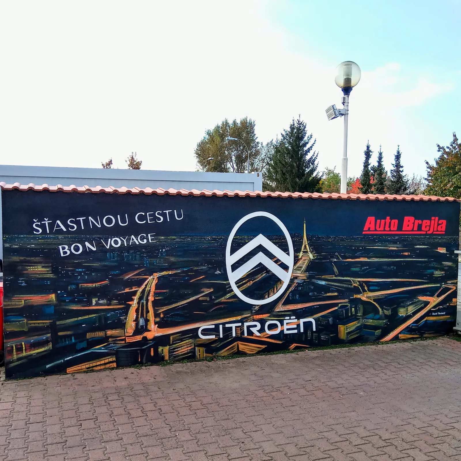 Komerční mural Citroën s nočním panoramatem města