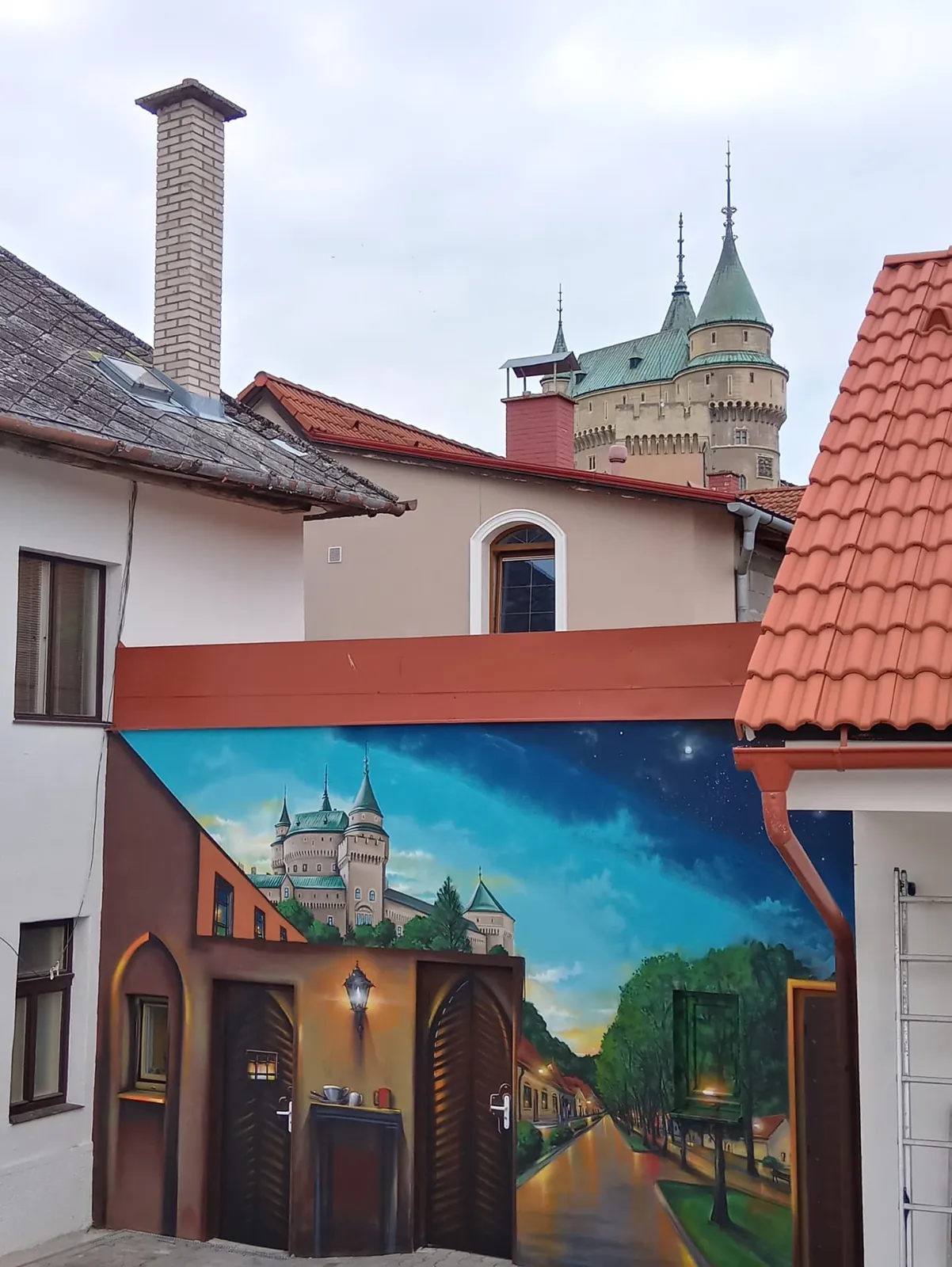 Iluzivní fasádní malba historického města ve veřejném prostoru