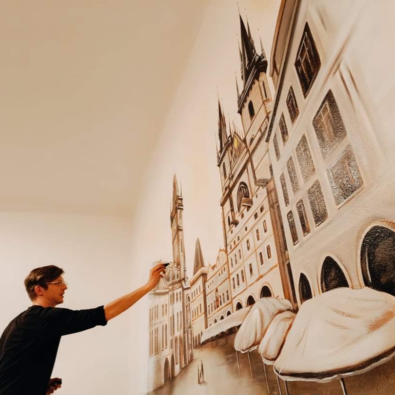 David Reichelt při malbě pražské architektury