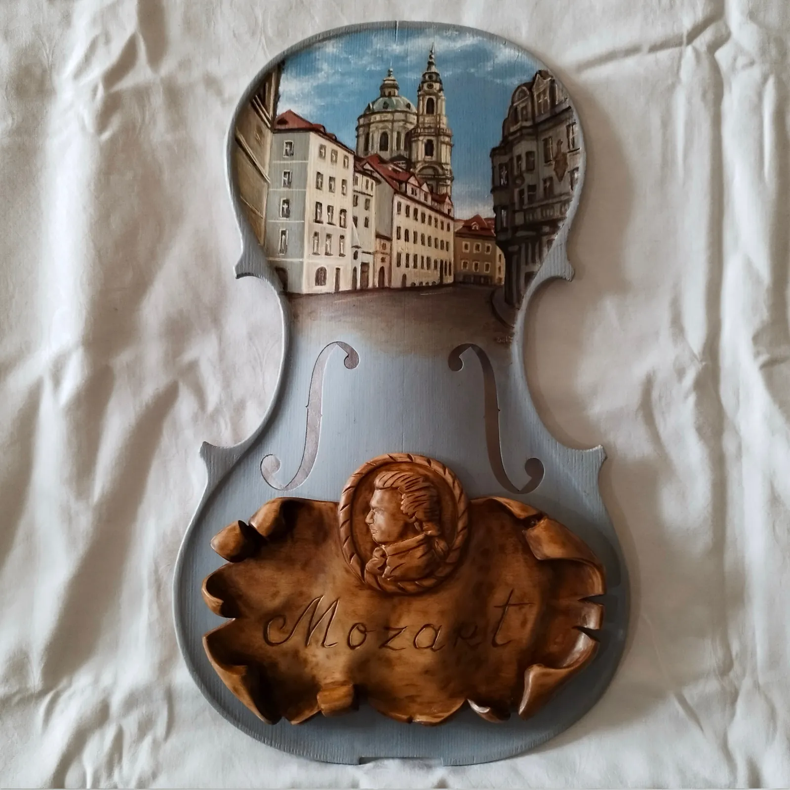 Detail ruční řezby na houslích z Mozartovy kolekce