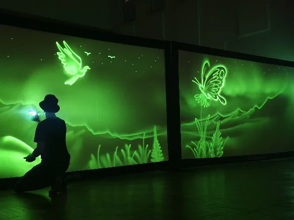 UV light art performance Davida Reichelta